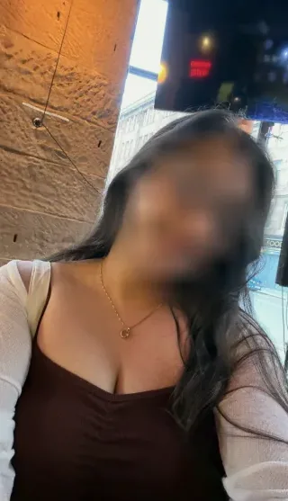 Laura, 24